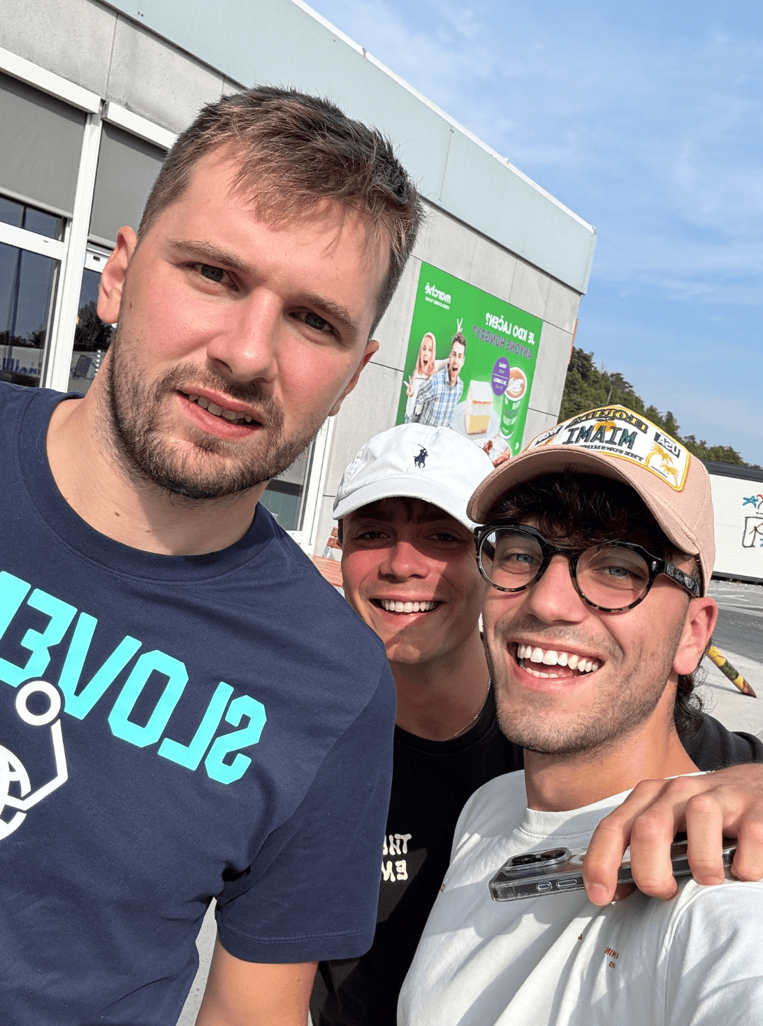 鞋的高个子, 鞋在加油站, img